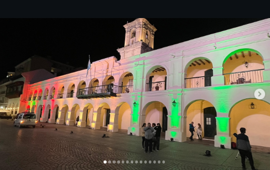Iluminación del Cabildo por el Aniversario de la Independencia del Estado Plurinacional de Bolivia.