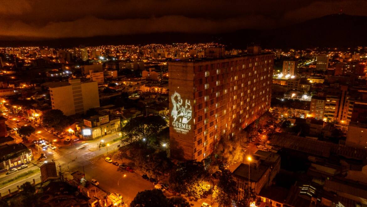 Iluminan edificios con el sello del Bicentenario de Güemes aprobado por la Comisión Municipal