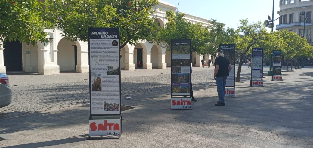 El municipio expone la muestra «Milagro en la ciudad» en la plaza 9 de Julio